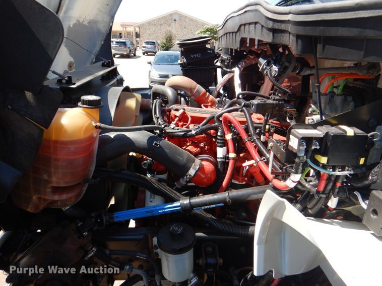 image for item DH7370 2017 International 4300  box truck