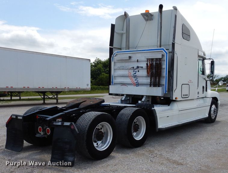 image for item DH8542 2005 Freightliner Century Class ST  semi truck