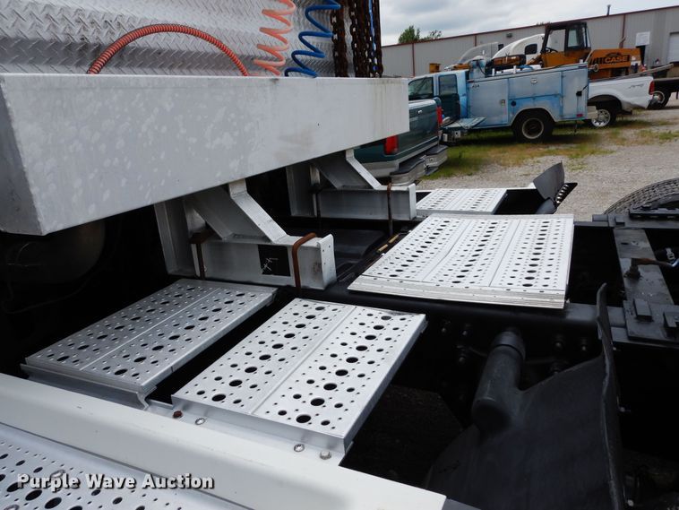 image for item DH8542 2005 Freightliner Century Class ST  semi truck