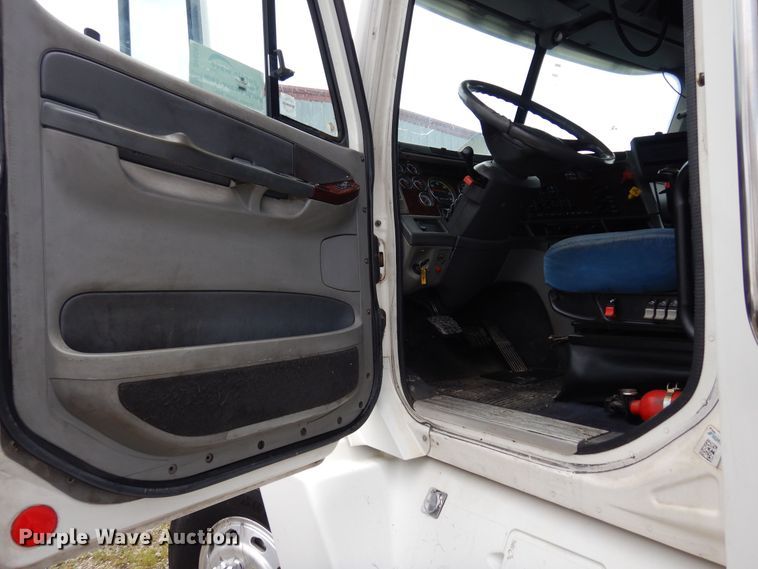 image for item DH8542 2005 Freightliner Century Class ST  semi truck