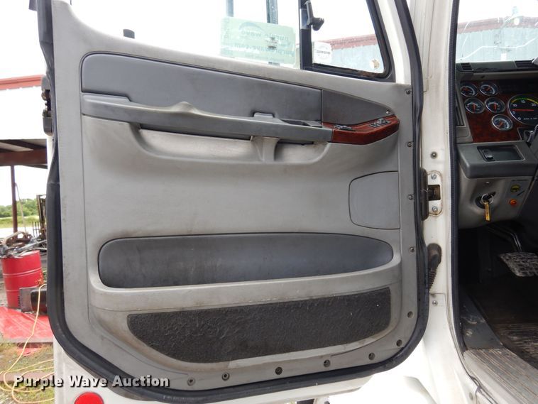 image for item DH8542 2005 Freightliner Century Class ST  semi truck