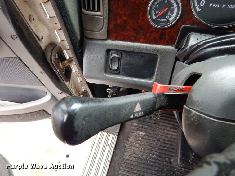 image for item DH8542 2005 Freightliner Century Class ST  semi truck