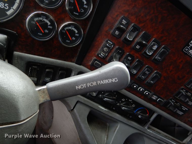 image for item DH8542 2005 Freightliner Century Class ST  semi truck