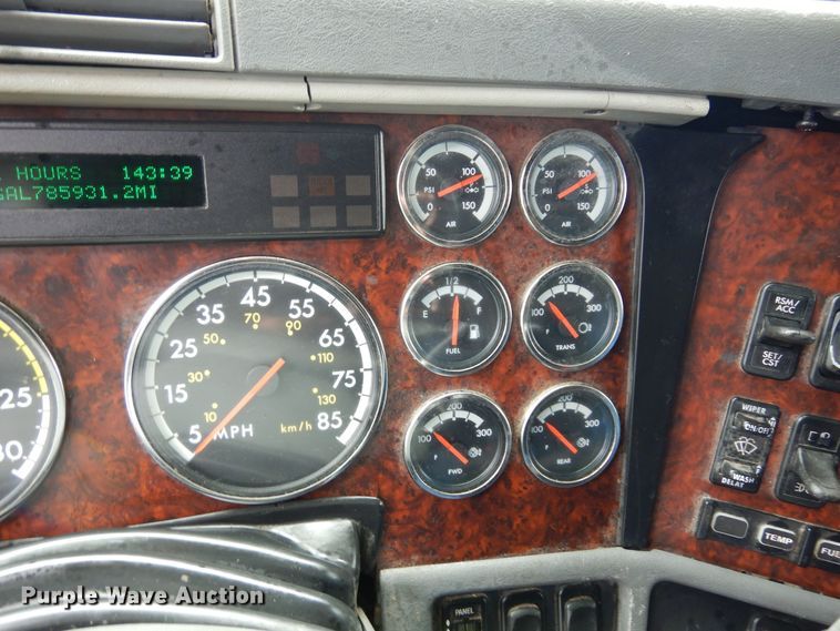 image for item DH8542 2005 Freightliner Century Class ST  semi truck