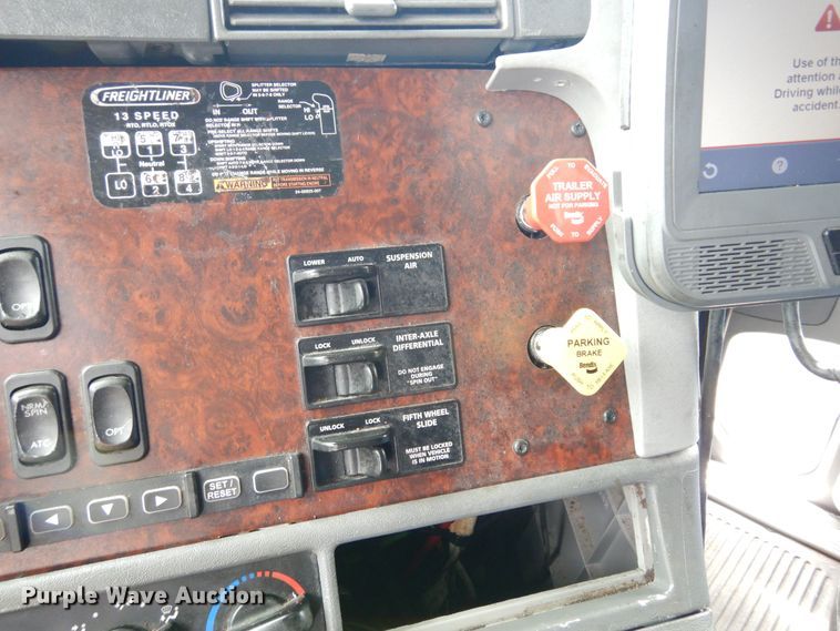 image for item DH8542 2005 Freightliner Century Class ST  semi truck