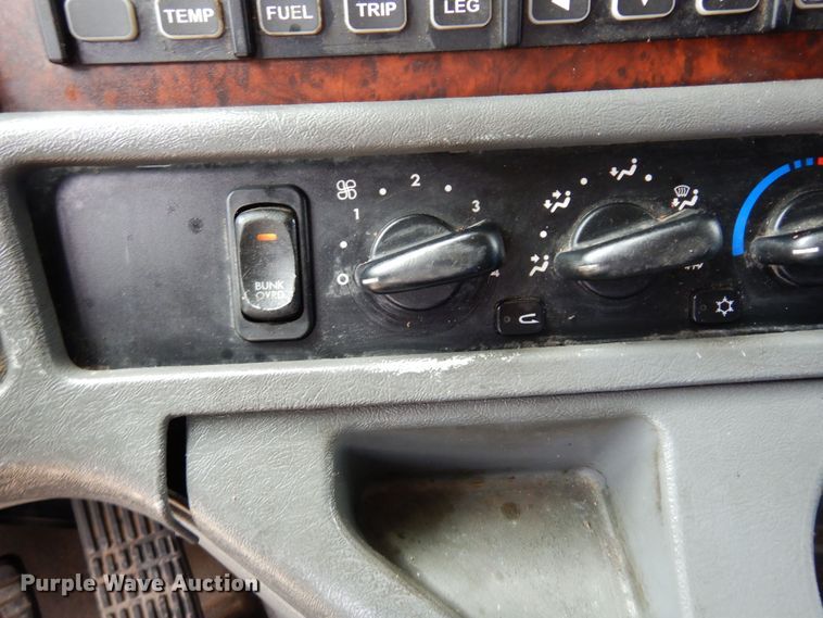 image for item DH8542 2005 Freightliner Century Class ST  semi truck