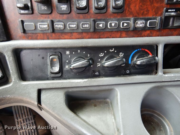 image for item DH8542 2005 Freightliner Century Class ST  semi truck