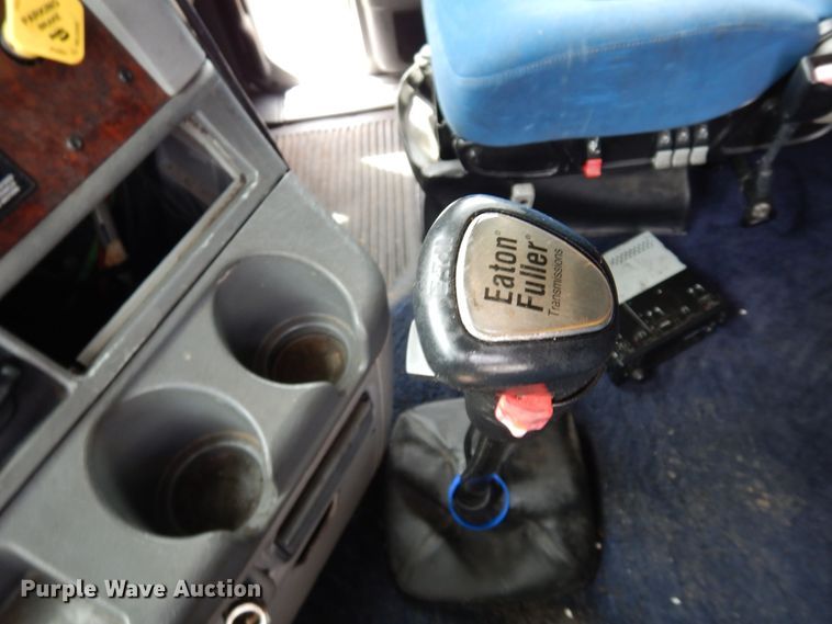 image for item DH8542 2005 Freightliner Century Class ST  semi truck