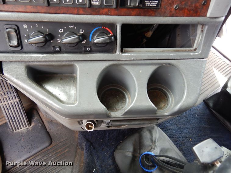 image for item DH8542 2005 Freightliner Century Class ST  semi truck