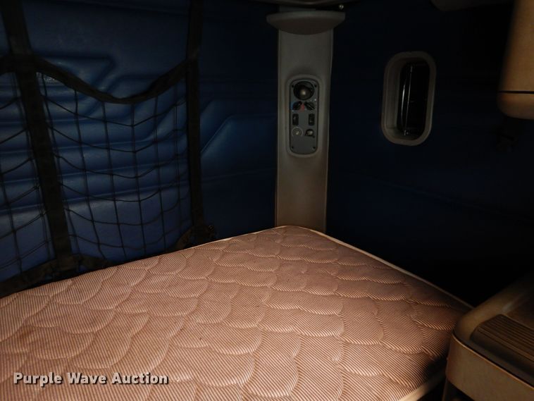 image for item DH8542 2005 Freightliner Century Class ST  semi truck