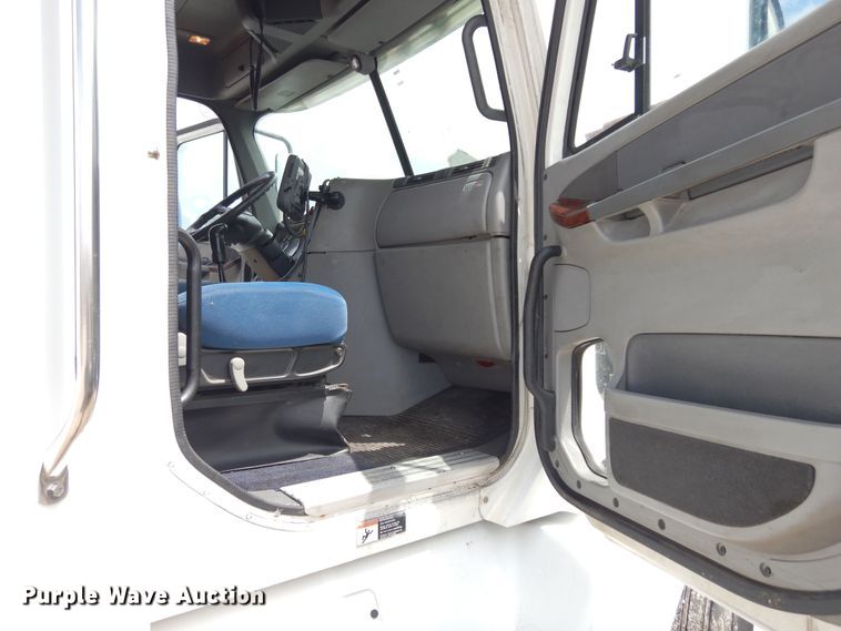 image for item DH8542 2005 Freightliner Century Class ST  semi truck