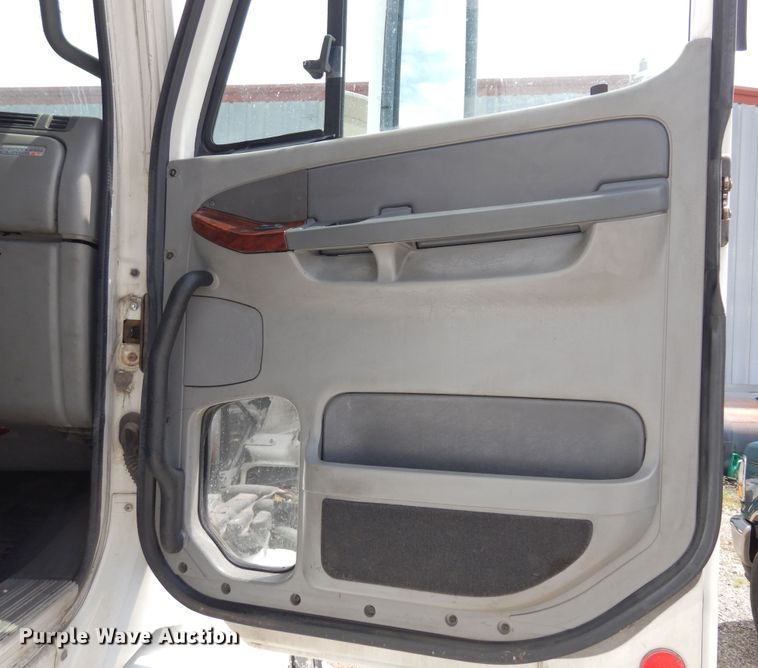 image for item DH8542 2005 Freightliner Century Class ST  semi truck