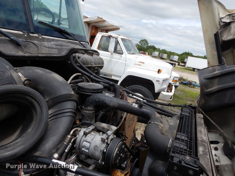 image for item DH8542 2005 Freightliner Century Class ST  semi truck