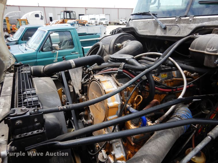 image for item DH8542 2005 Freightliner Century Class ST  semi truck