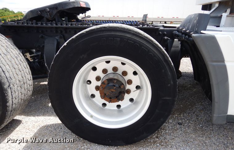 image for item DH8542 2005 Freightliner Century Class ST  semi truck