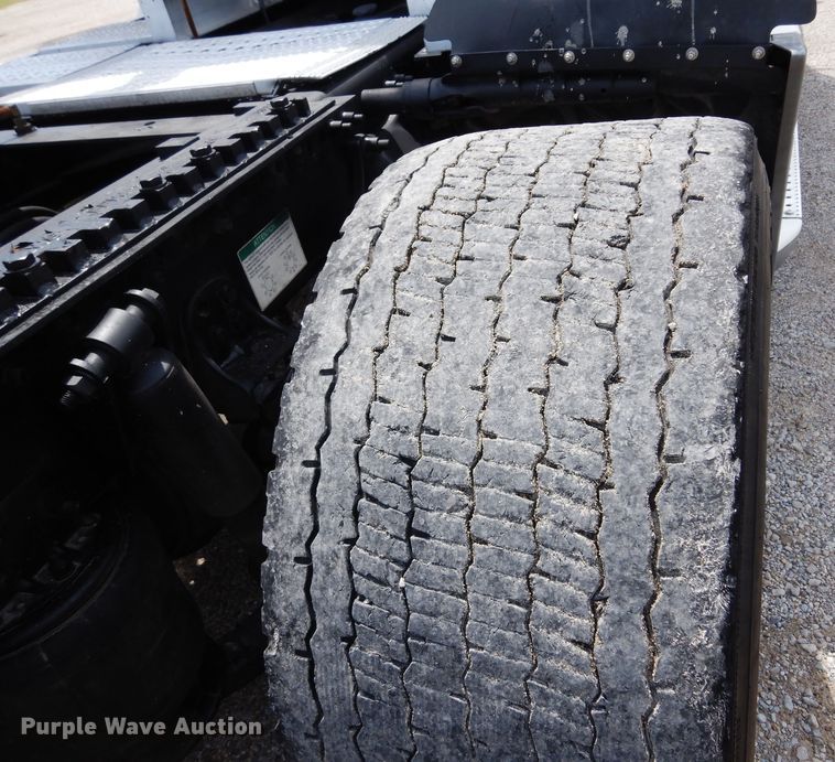 image for item DH8542 2005 Freightliner Century Class ST  semi truck