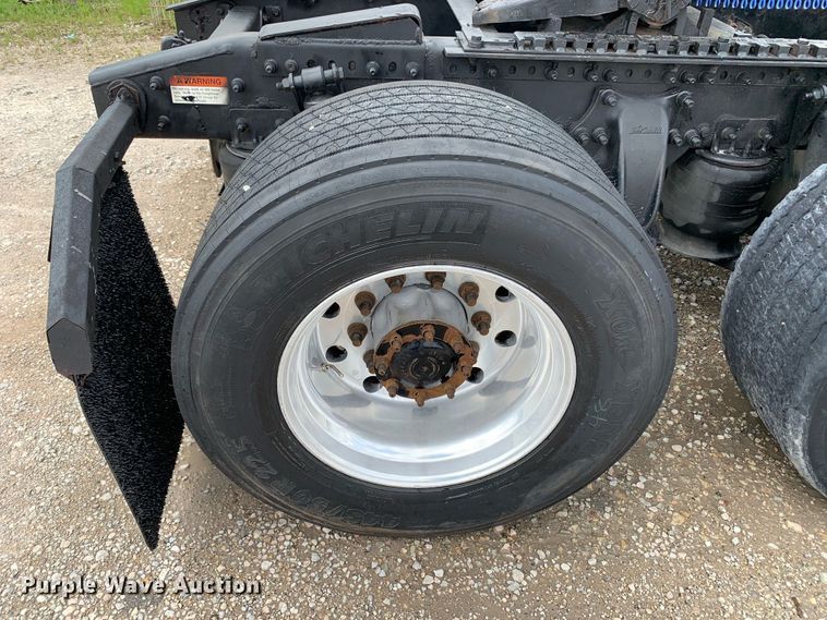 image for item DH8542 2005 Freightliner Century Class ST  semi truck