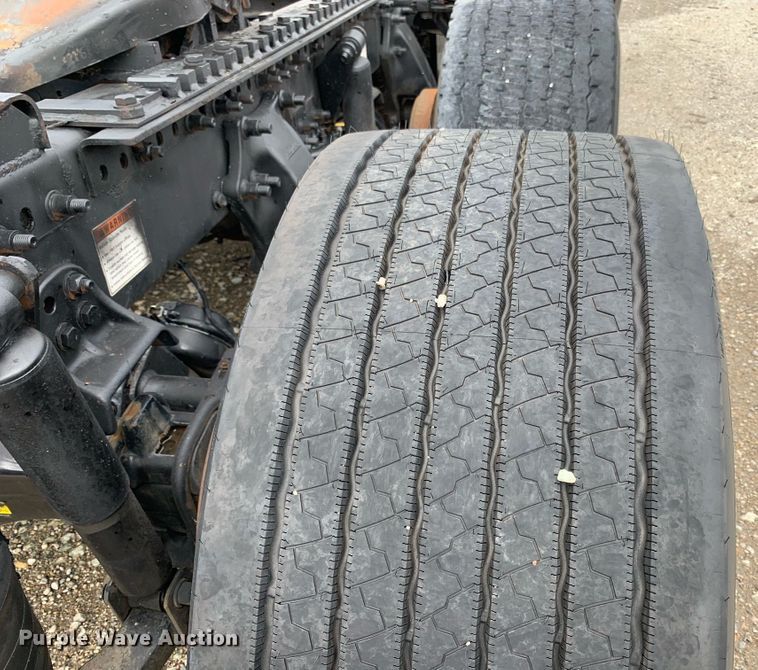 image for item DH8542 2005 Freightliner Century Class ST  semi truck