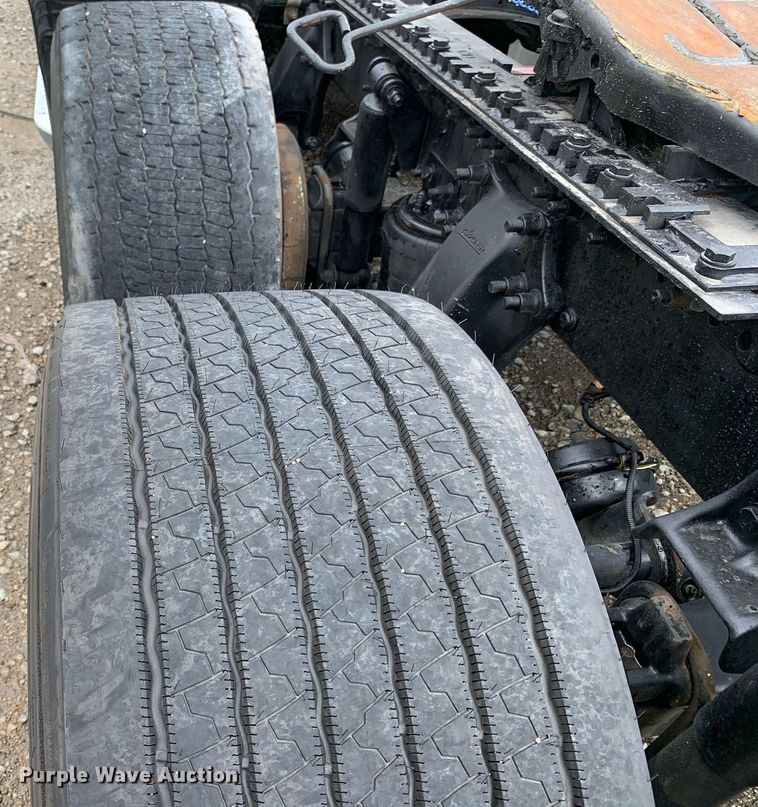 image for item DH8542 2005 Freightliner Century Class ST  semi truck