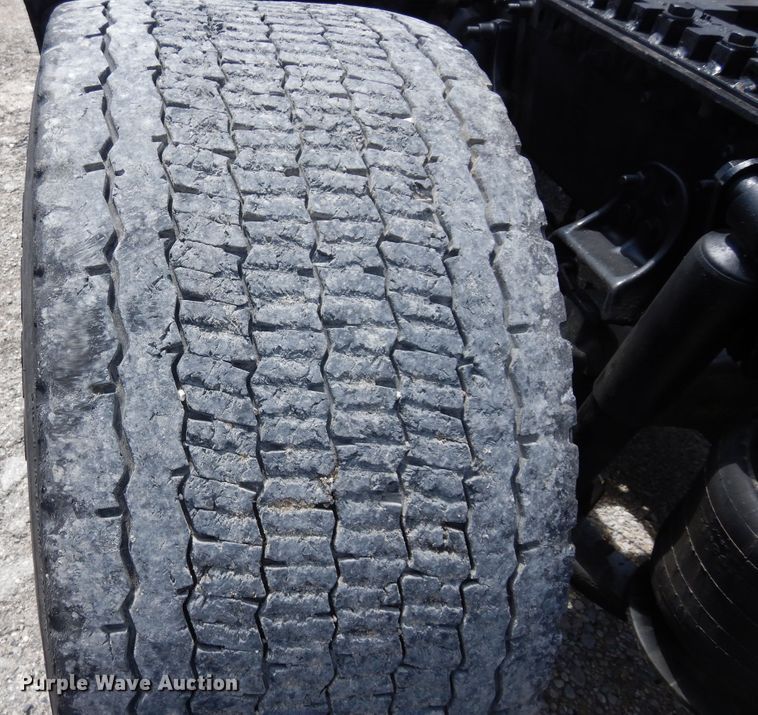 image for item DH8542 2005 Freightliner Century Class ST  semi truck