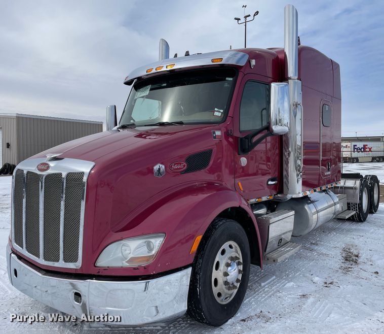 image for item DJ5019 2017 Peterbilt 579  semi truck