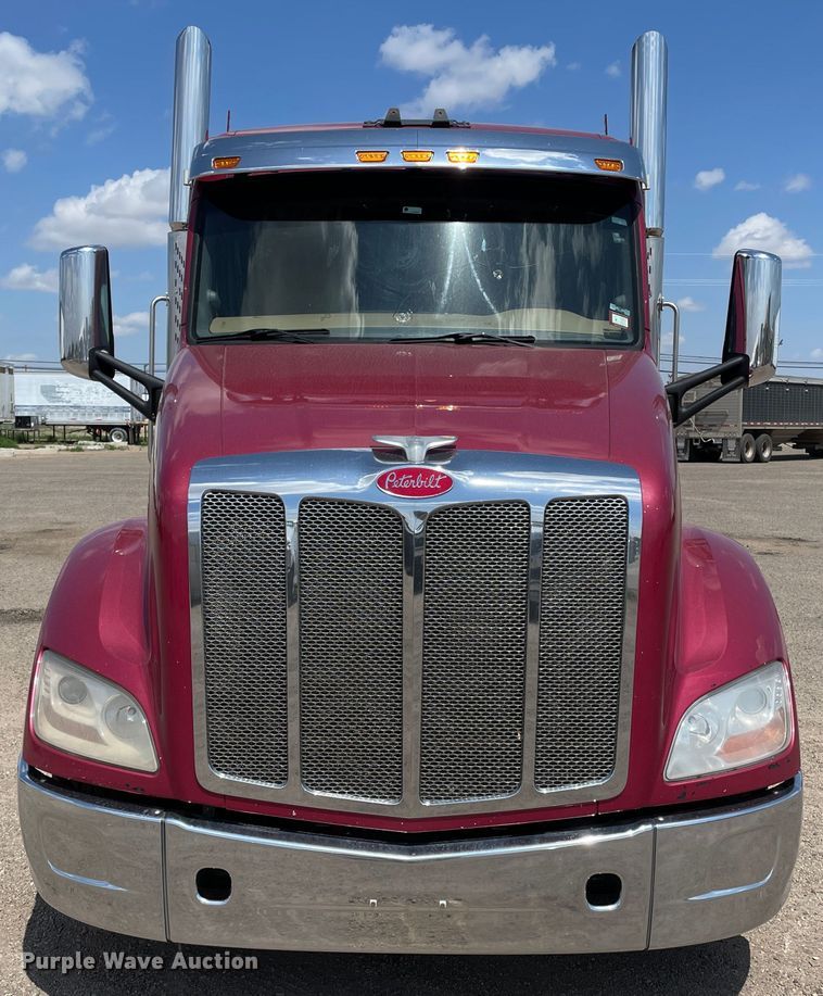 image for item DJ5019 2017 Peterbilt 579  semi truck