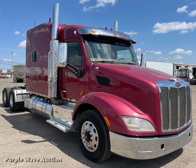 image for item DJ5019 2017 Peterbilt 579  semi truck