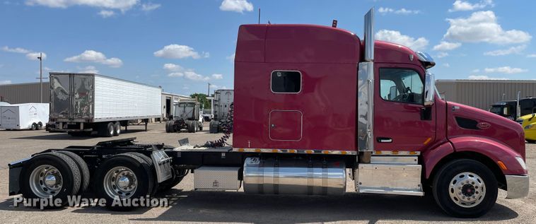 image for item DJ5019 2017 Peterbilt 579  semi truck