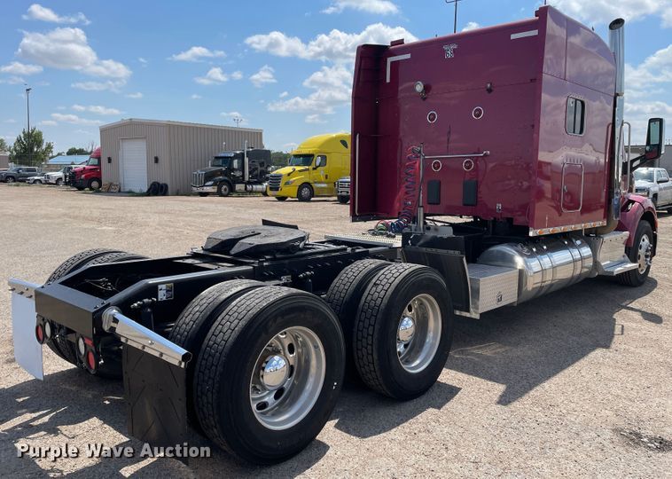 image for item DJ5019 2017 Peterbilt 579  semi truck