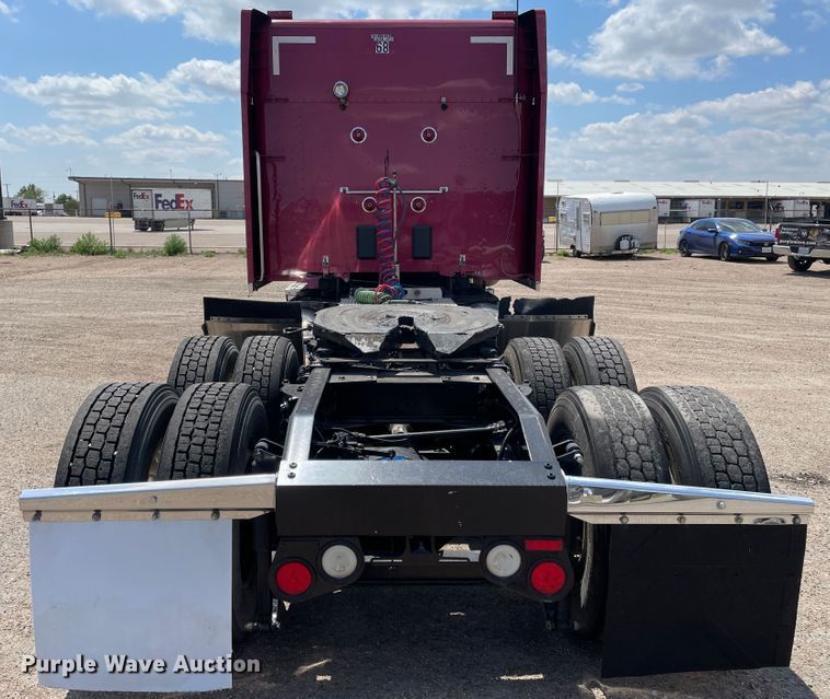 image for item DJ5019 2017 Peterbilt 579  semi truck