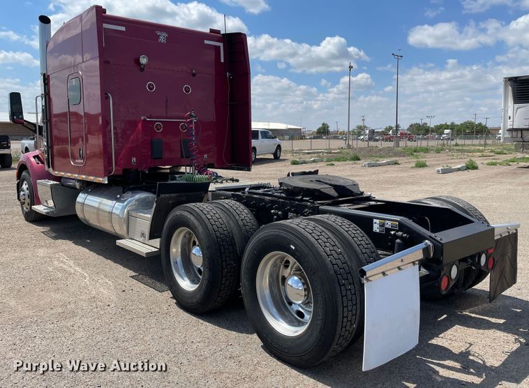 image for item DJ5019 2017 Peterbilt 579  semi truck