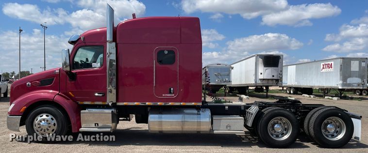 image for item DJ5019 2017 Peterbilt 579  semi truck