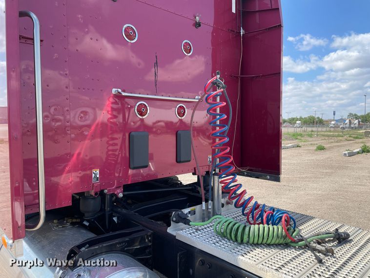 image for item DJ5019 2017 Peterbilt 579  semi truck