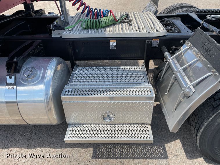 image for item DJ5019 2017 Peterbilt 579  semi truck