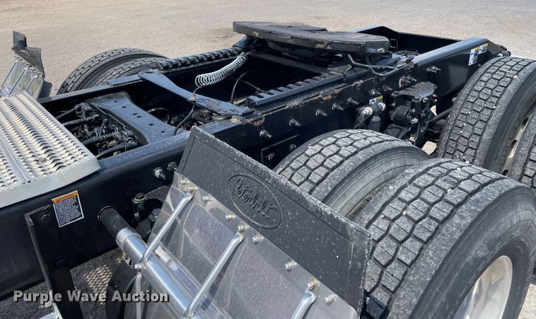 image for item DJ5019 2017 Peterbilt 579  semi truck