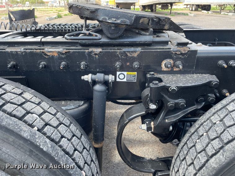 image for item DJ5019 2017 Peterbilt 579  semi truck