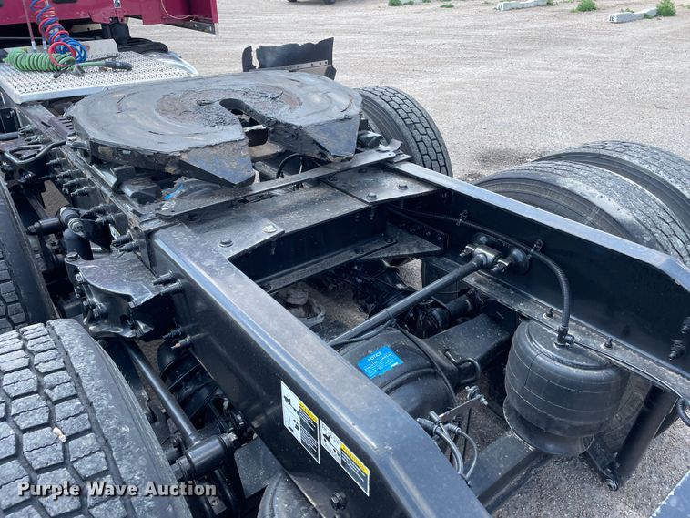 image for item DJ5019 2017 Peterbilt 579  semi truck