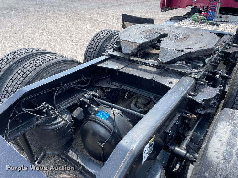 image for item DJ5019 2017 Peterbilt 579  semi truck