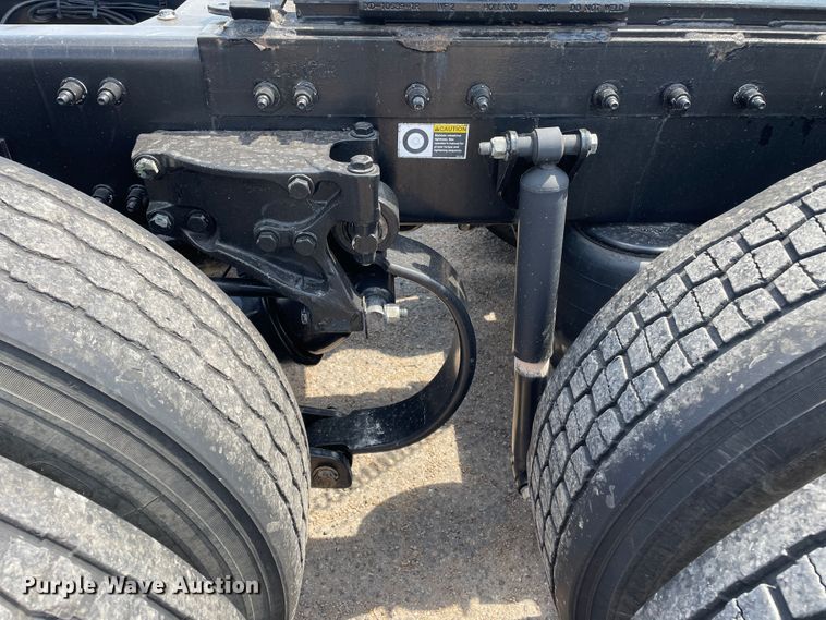 image for item DJ5019 2017 Peterbilt 579  semi truck