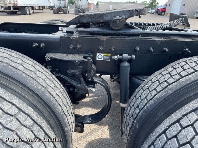 image for item DJ5019 2017 Peterbilt 579  semi truck