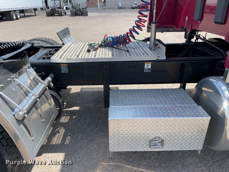 image for item DJ5019 2017 Peterbilt 579  semi truck