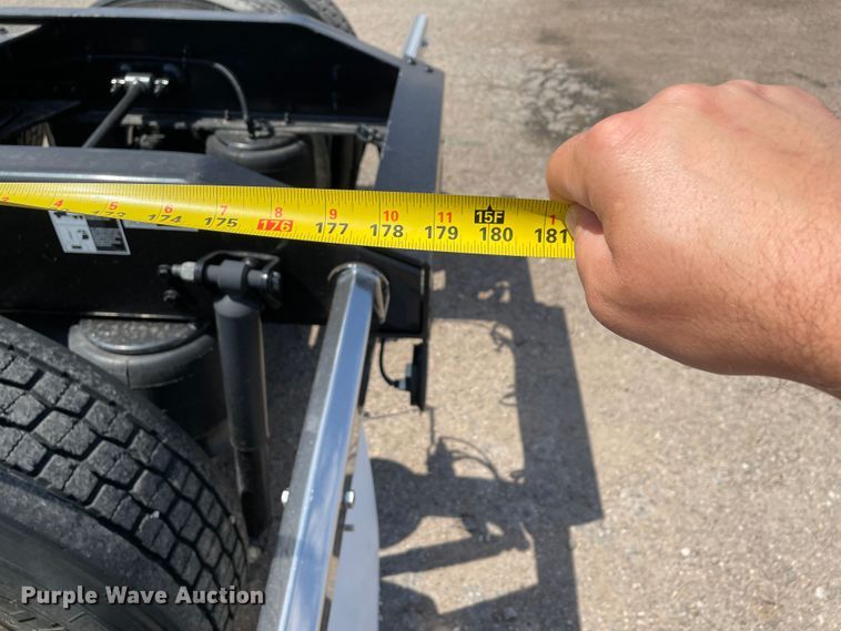 image for item DJ5019 2017 Peterbilt 579  semi truck