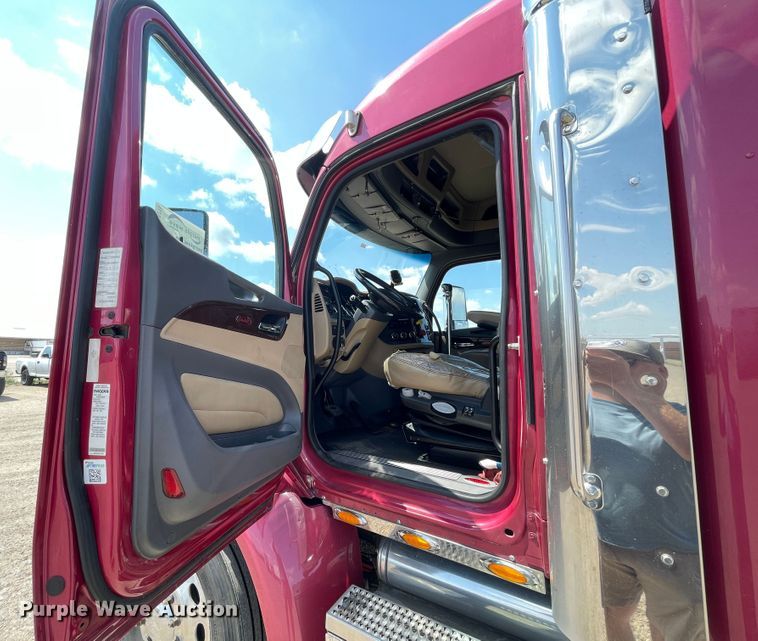image for item DJ5019 2017 Peterbilt 579  semi truck