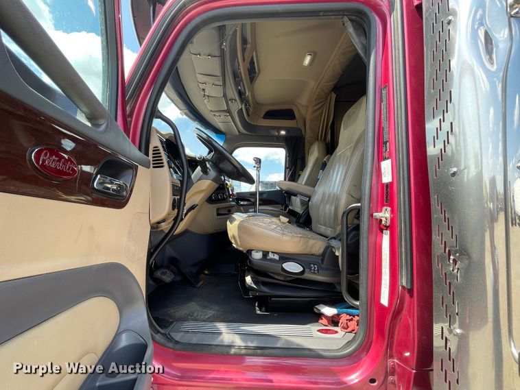 image for item DJ5019 2017 Peterbilt 579  semi truck