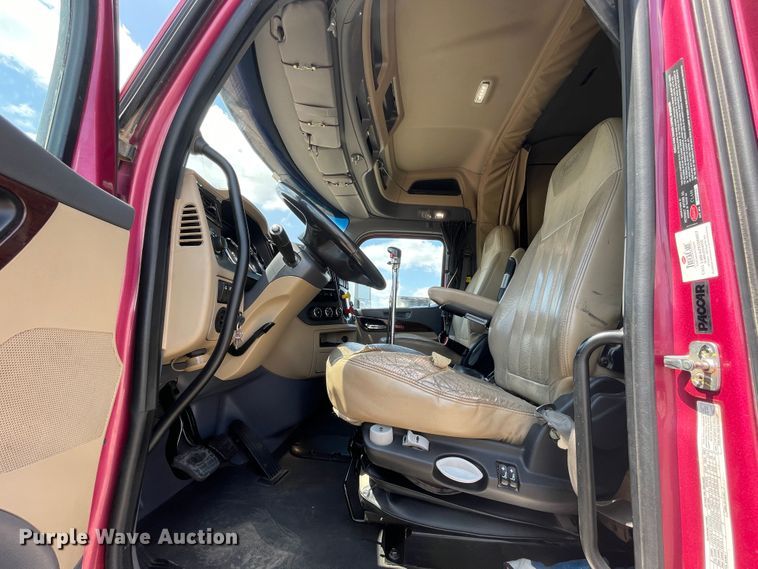 image for item DJ5019 2017 Peterbilt 579  semi truck