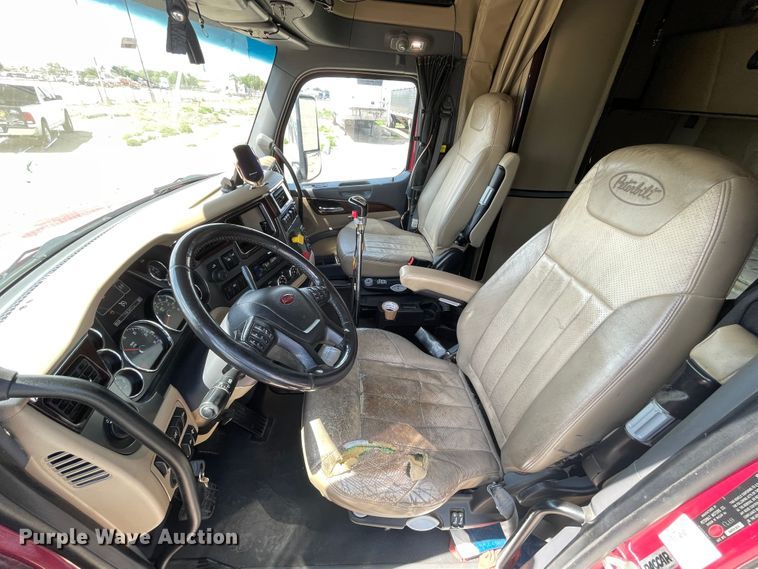 image for item DJ5019 2017 Peterbilt 579  semi truck