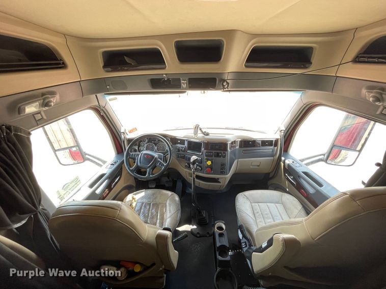 image for item DJ5019 2017 Peterbilt 579  semi truck