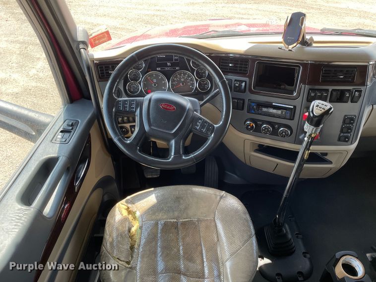 image for item DJ5019 2017 Peterbilt 579  semi truck
