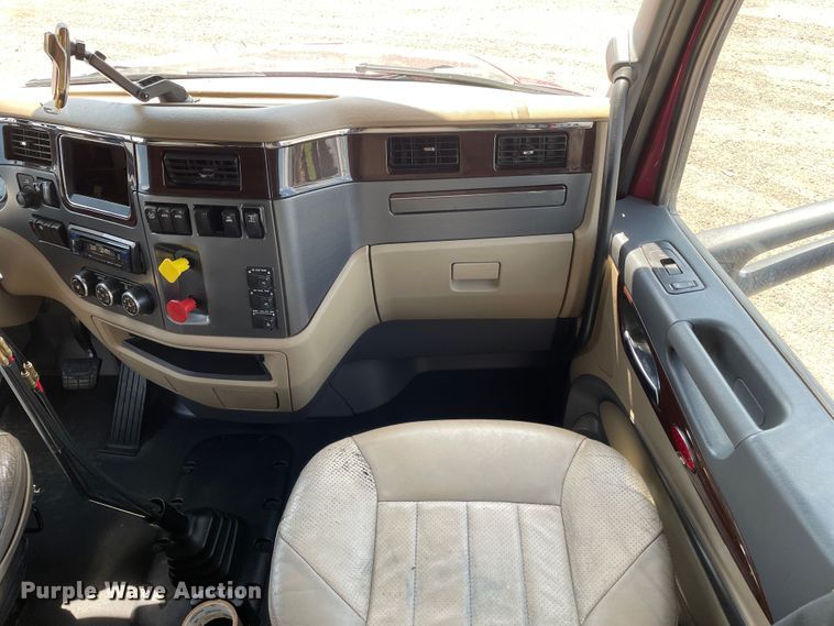 image for item DJ5019 2017 Peterbilt 579  semi truck