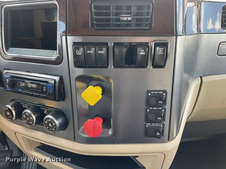 image for item DJ5019 2017 Peterbilt 579  semi truck